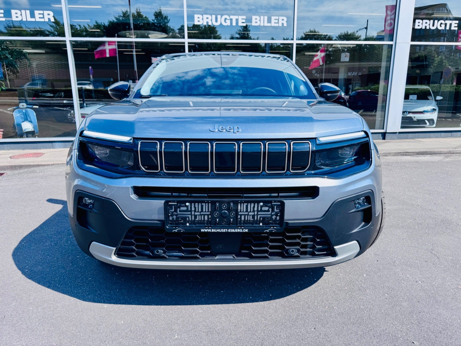 Grå Jeep Avenger fra 2025