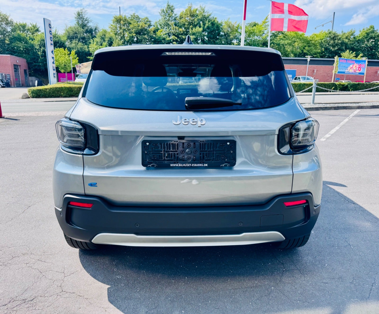 Grå Jeep Avenger fra 2025