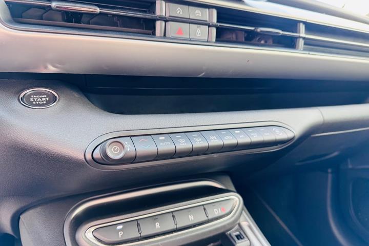 Grå Jeep Avenger fra 2025