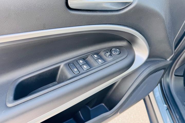 Grå Jeep Avenger fra 2025