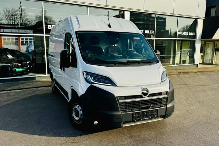 Hvid Opel Movano fra 2024
