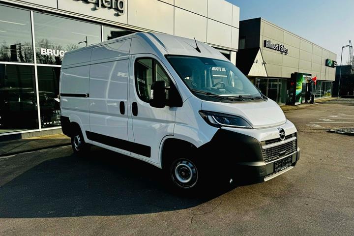 Hvid Opel Movano fra 2024