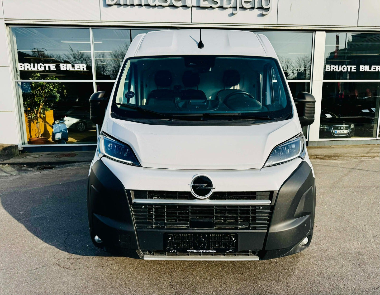 Hvid Opel Movano fra 2024