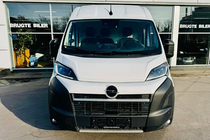 Hvid Opel Movano fra 2024