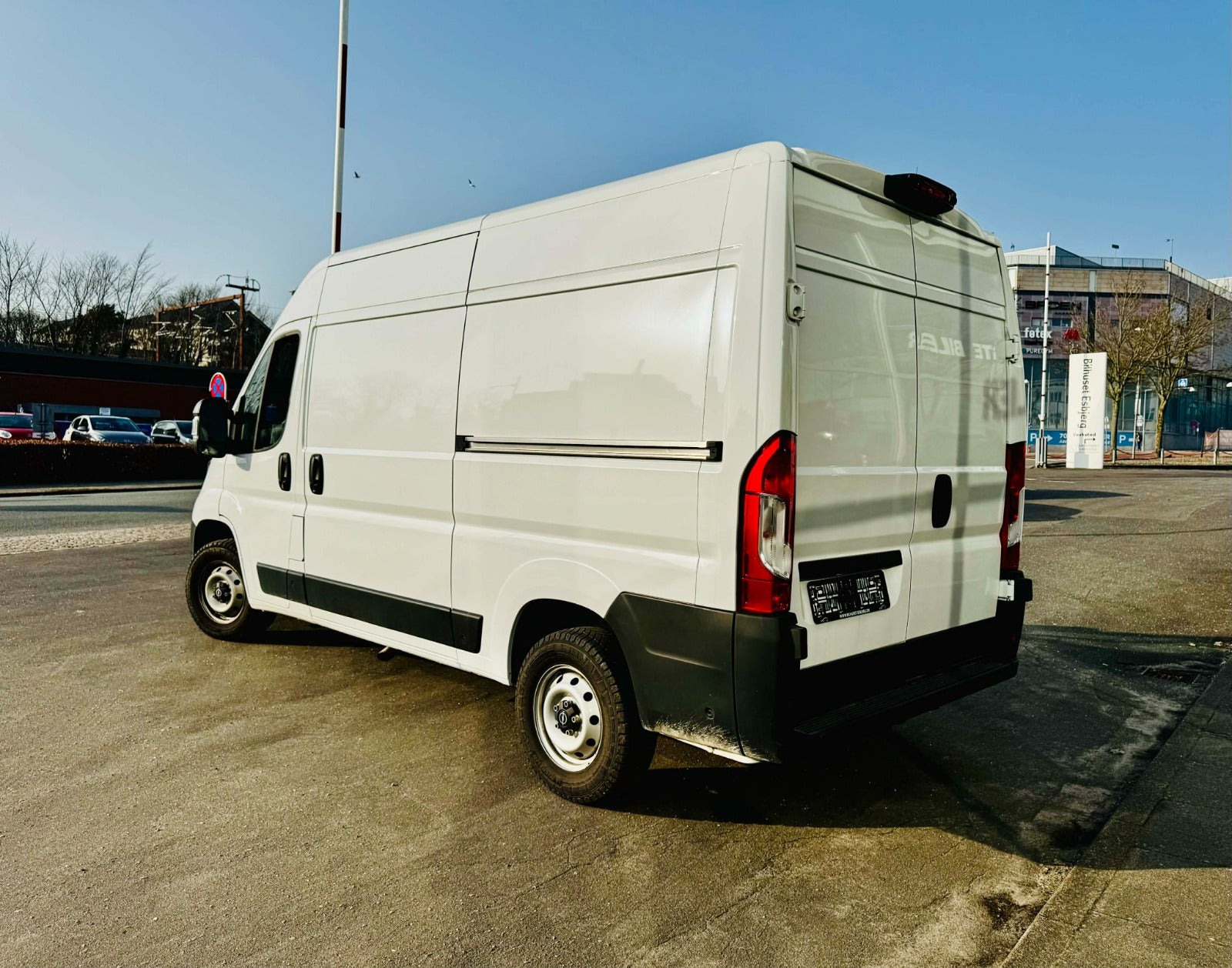 Hvid Opel Movano fra 2024