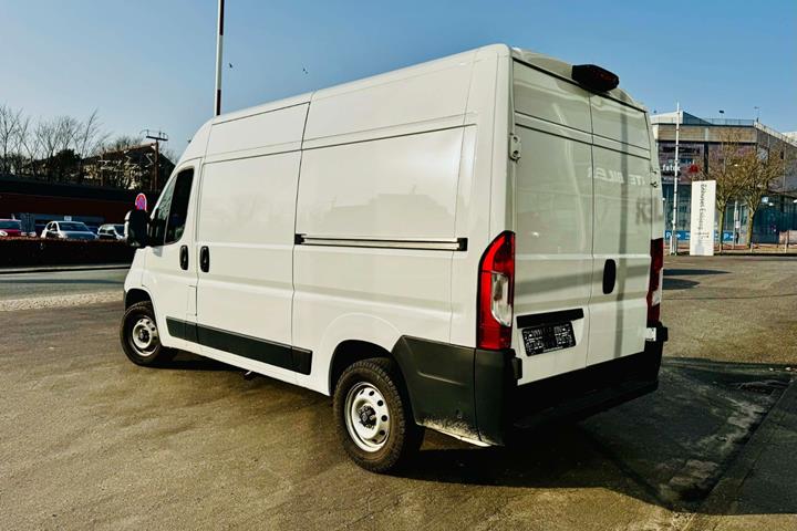 Hvid Opel Movano fra 2024