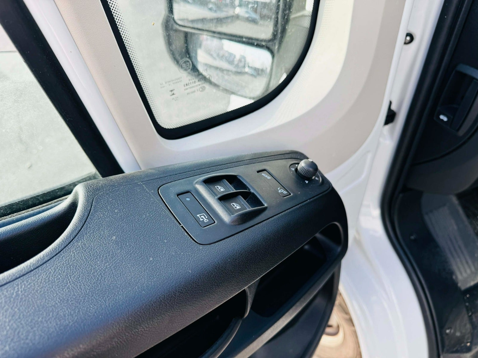 Hvid Opel Movano fra 2024