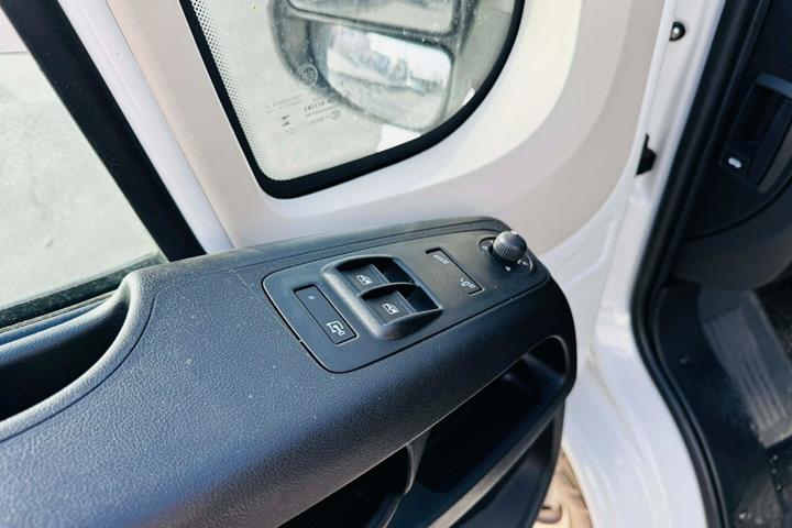 Hvid Opel Movano fra 2024