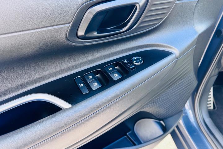 Grå Hyundai Bayon fra 2022
