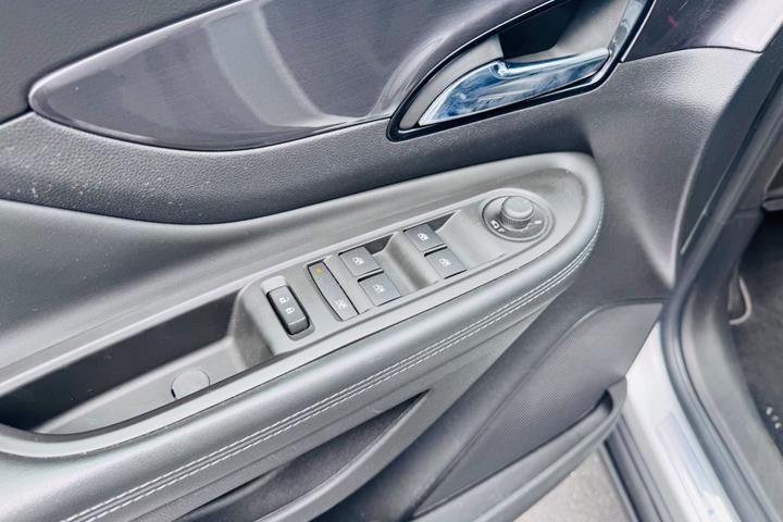 Sølv Opel Mokka X fra 2017