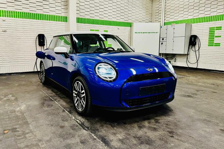 Blå Mini Cooper E fra 2025