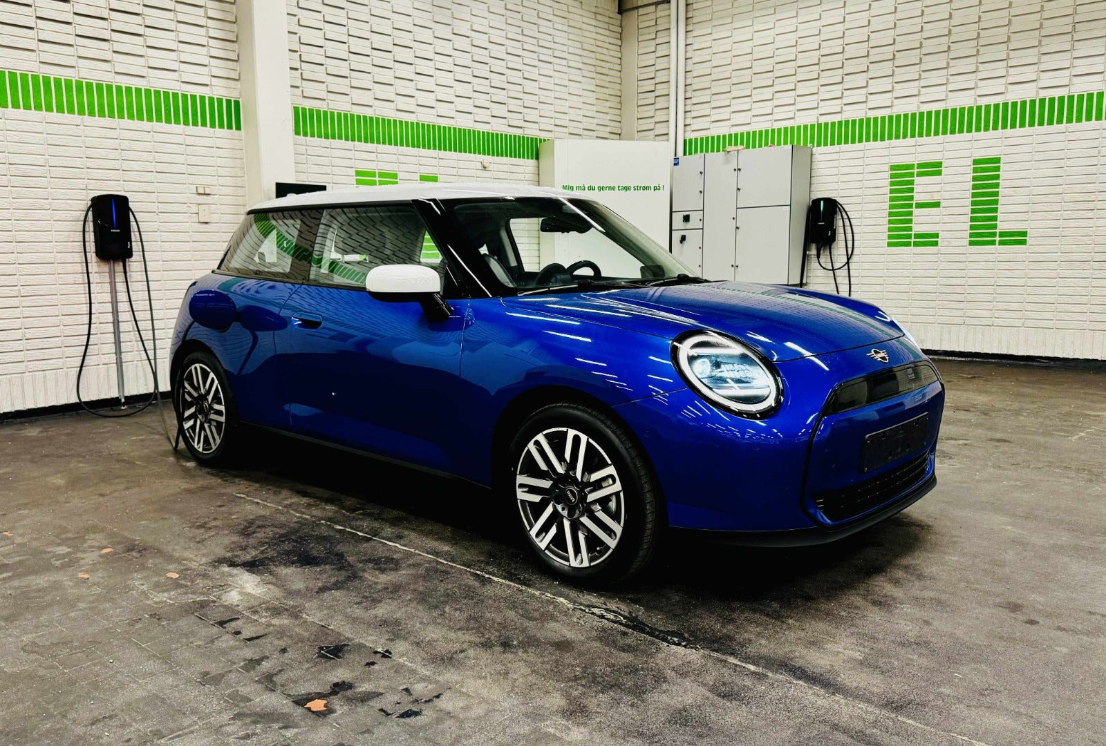 Blå Mini Cooper E fra 2025
