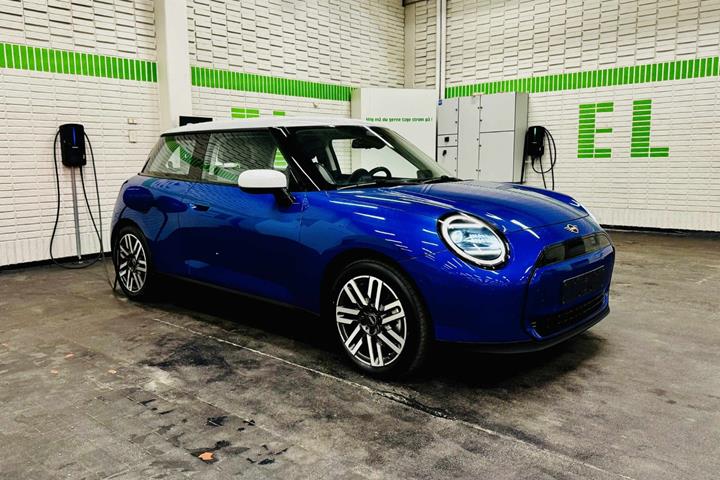 Blå Mini Cooper E fra 2025