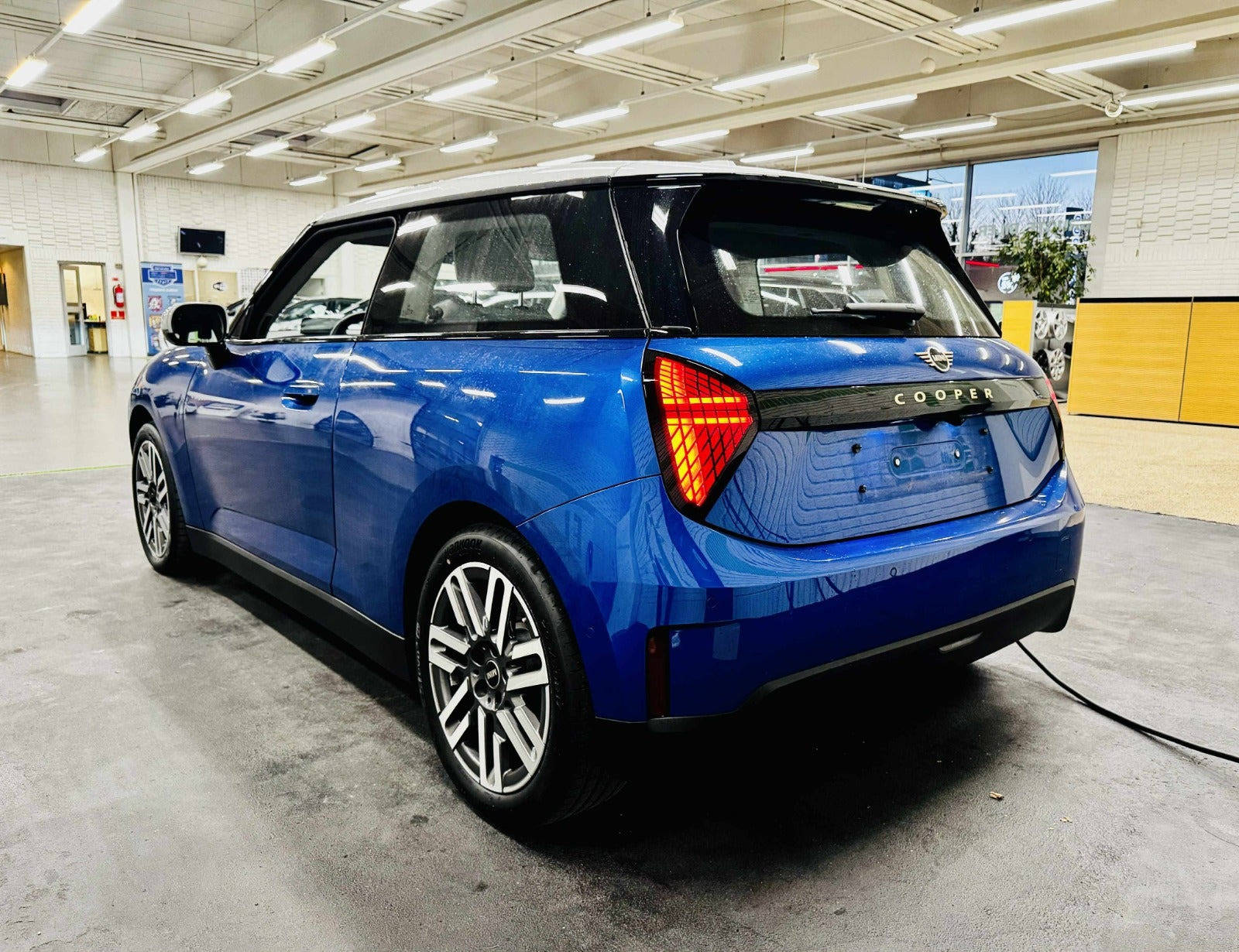 Blå Mini Cooper E fra 2025