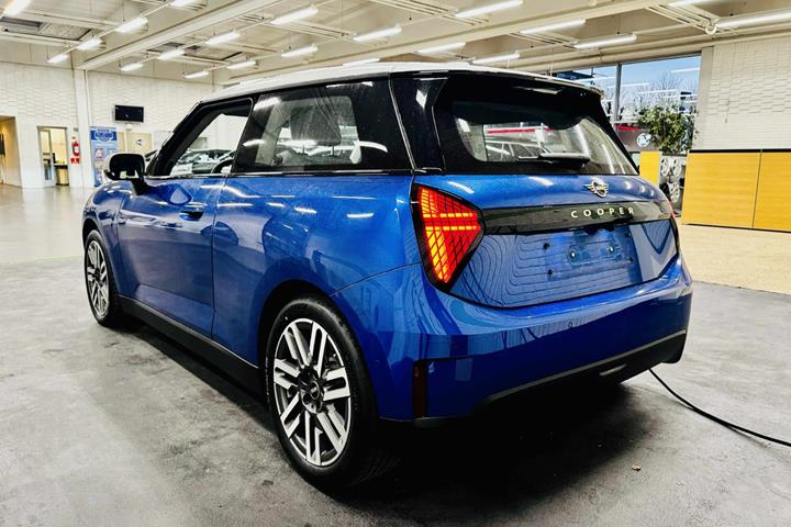 Blå Mini Cooper E fra 2025