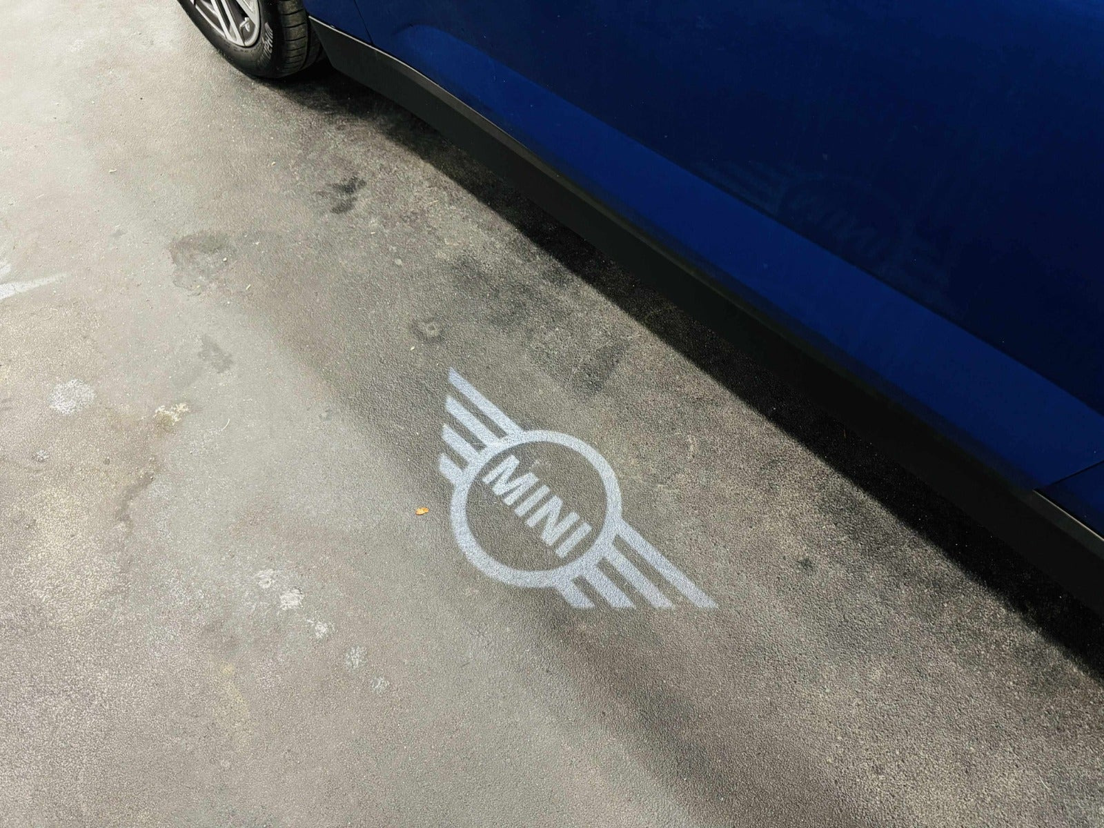 Blå Mini Cooper E fra 2025
