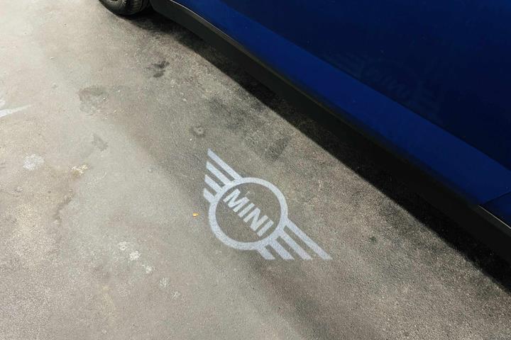 Blå Mini Cooper E fra 2025