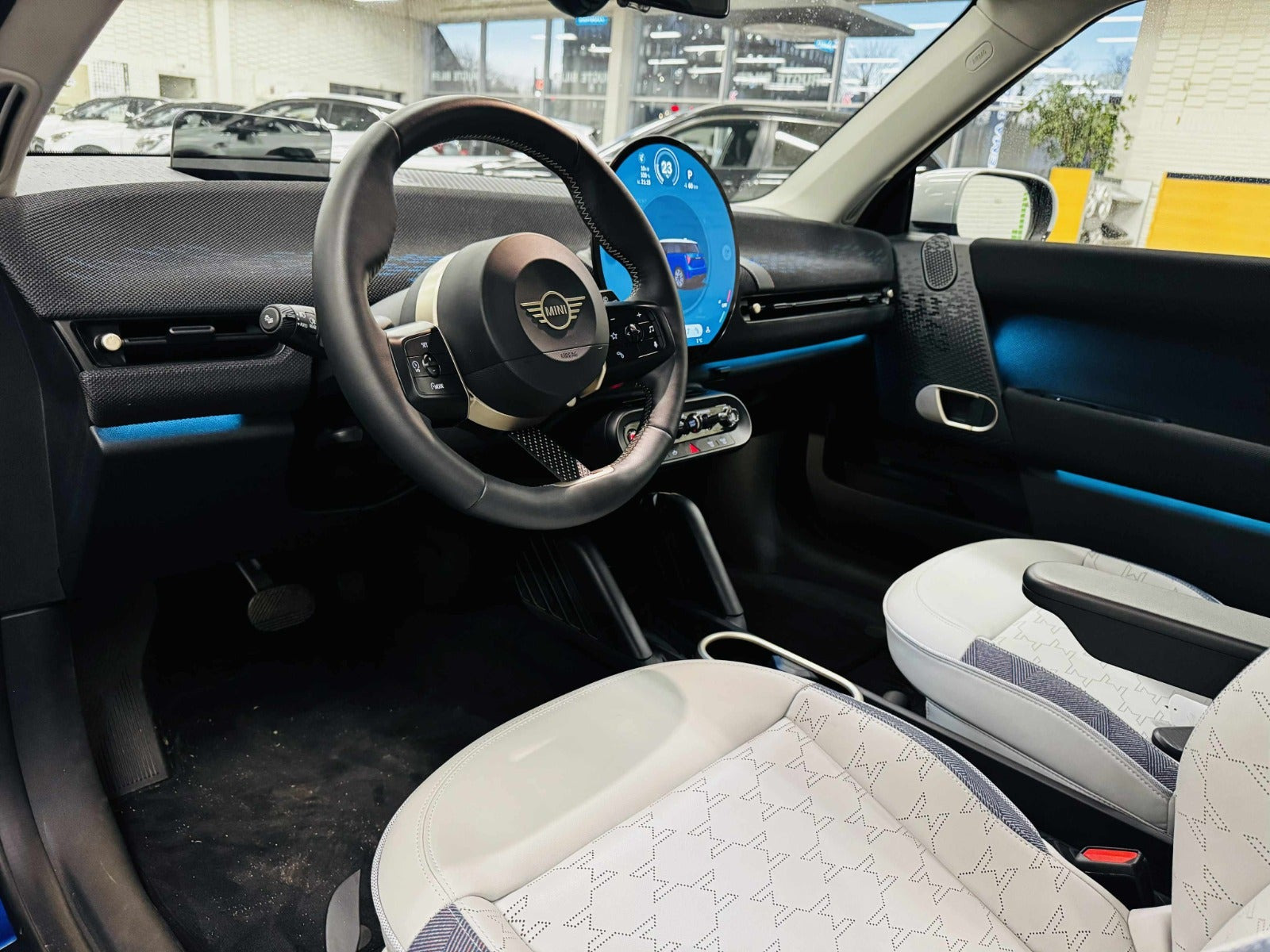 Blå Mini Cooper E fra 2025