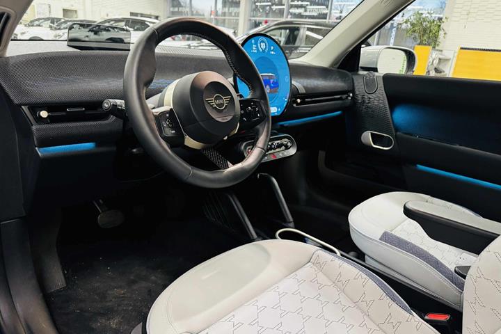Blå Mini Cooper E fra 2025