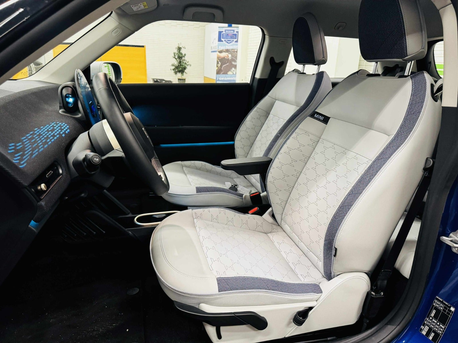 Blå Mini Cooper E fra 2025