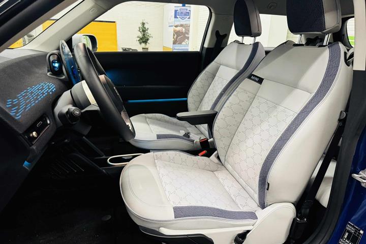 Blå Mini Cooper E fra 2025