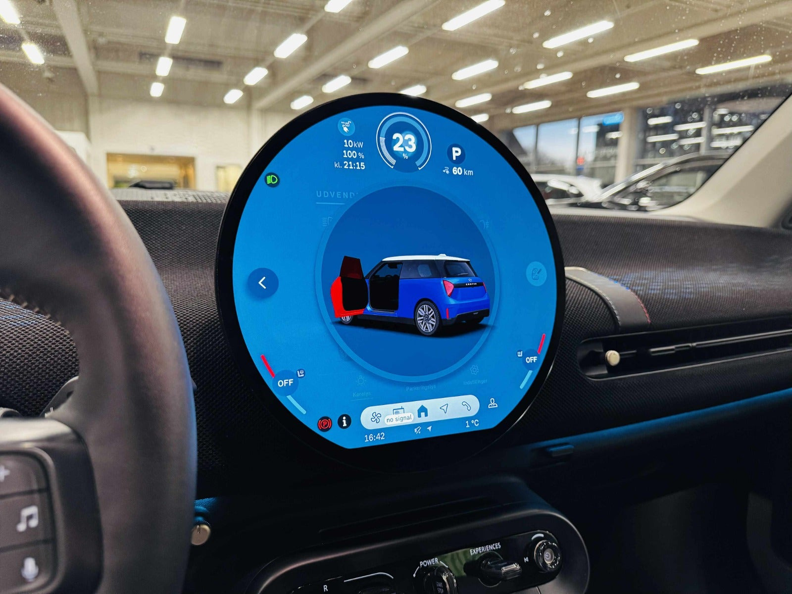 Blå Mini Cooper E fra 2025
