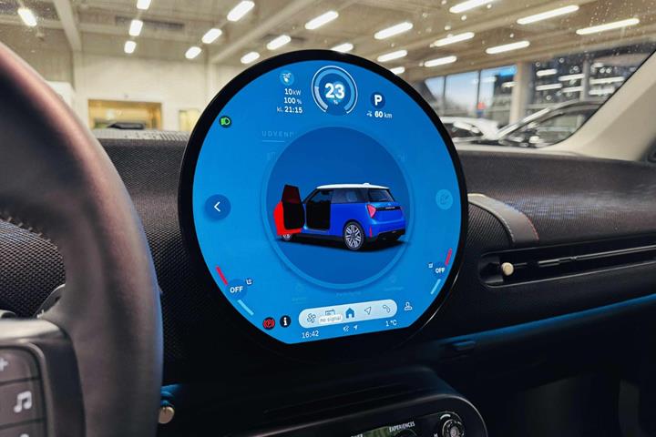Blå Mini Cooper E fra 2025