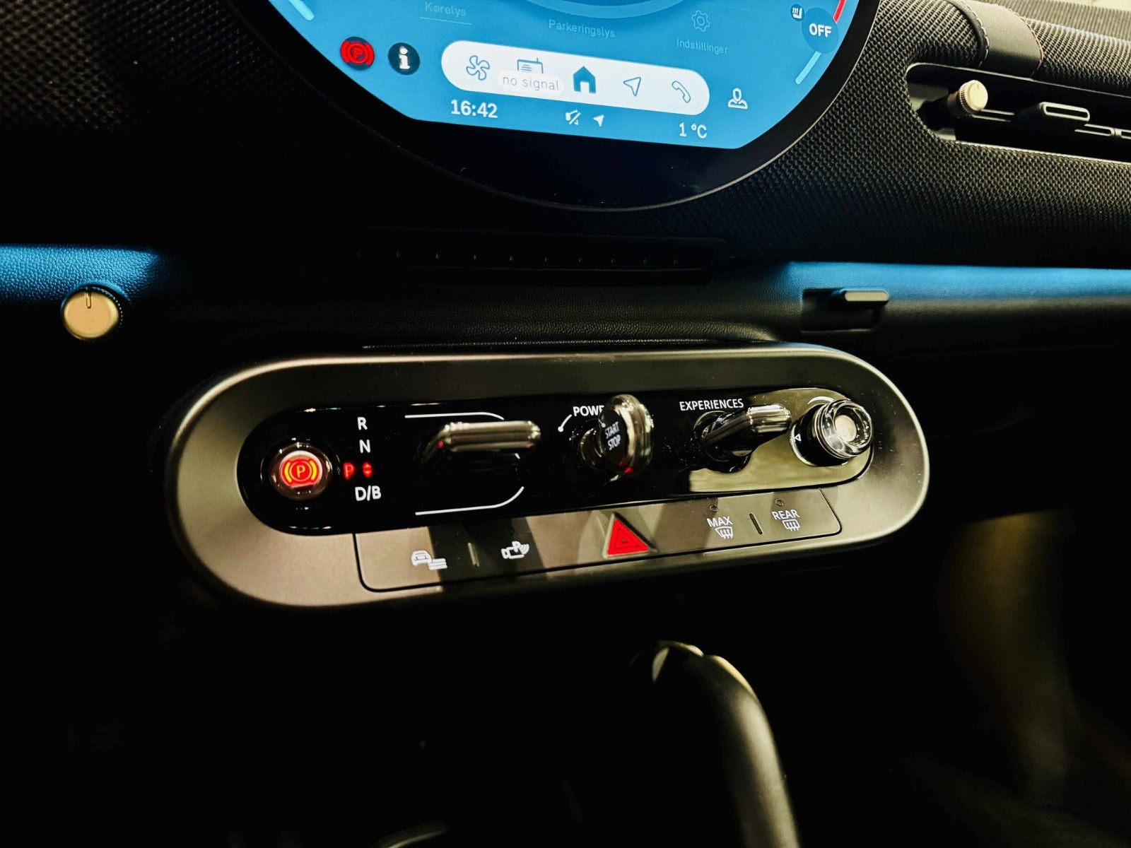Blå Mini Cooper E fra 2025