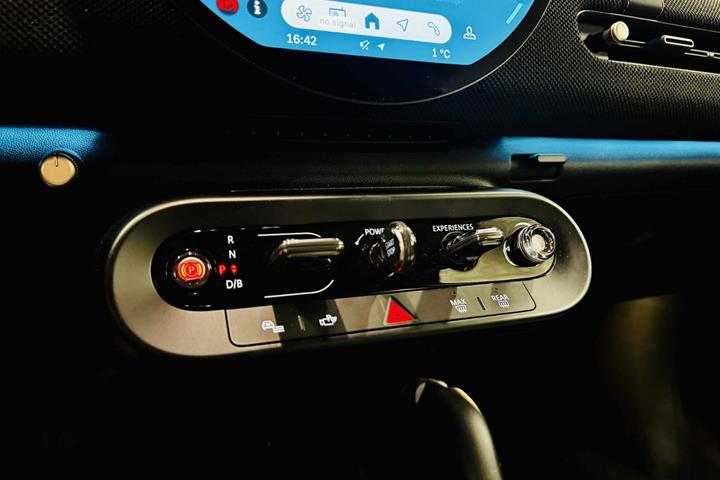 Blå Mini Cooper E fra 2025