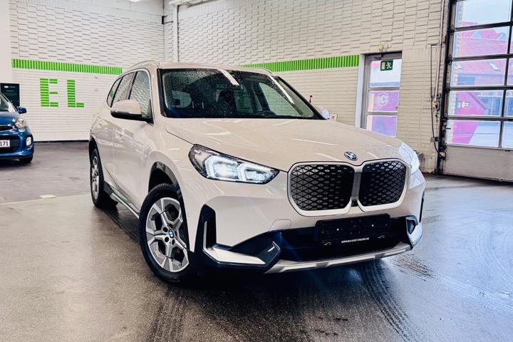 Beige BMW iX1 fra 2025
