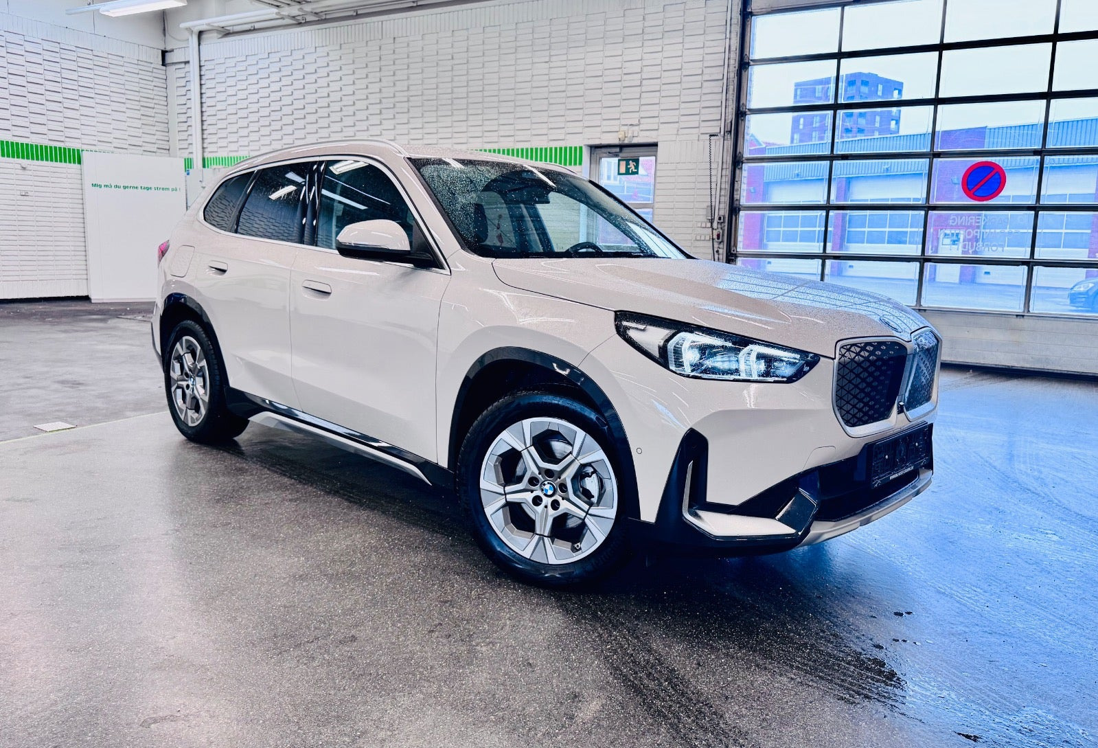 Beige BMW iX1 fra 2025