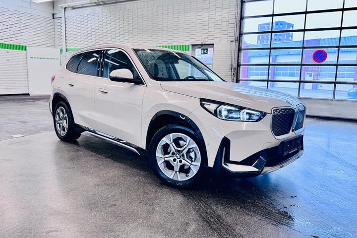 Beige BMW iX1 fra 2025