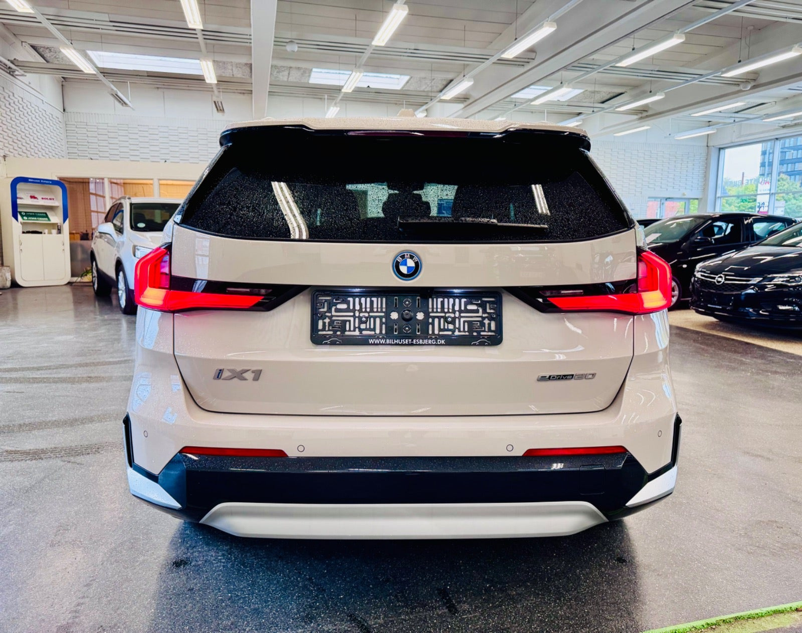 Beige BMW iX1 fra 2025