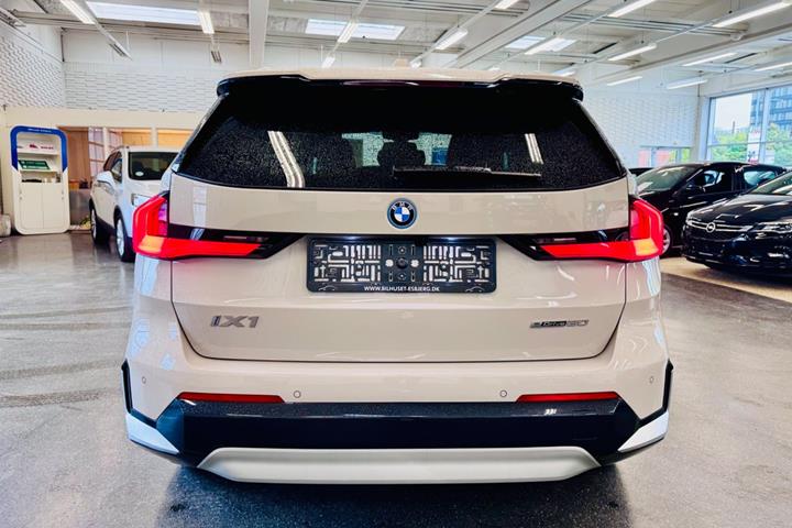 Beige BMW iX1 fra 2025
