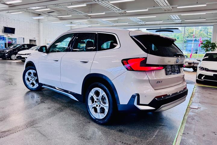 Beige BMW iX1 fra 2025