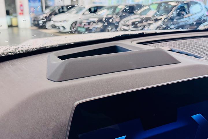 Beige BMW iX1 fra 2025