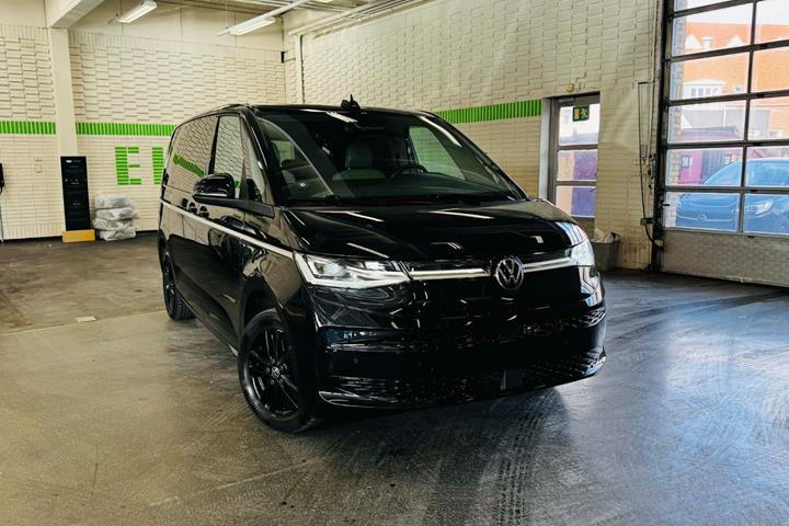 Sort VW Multivan fra 2022