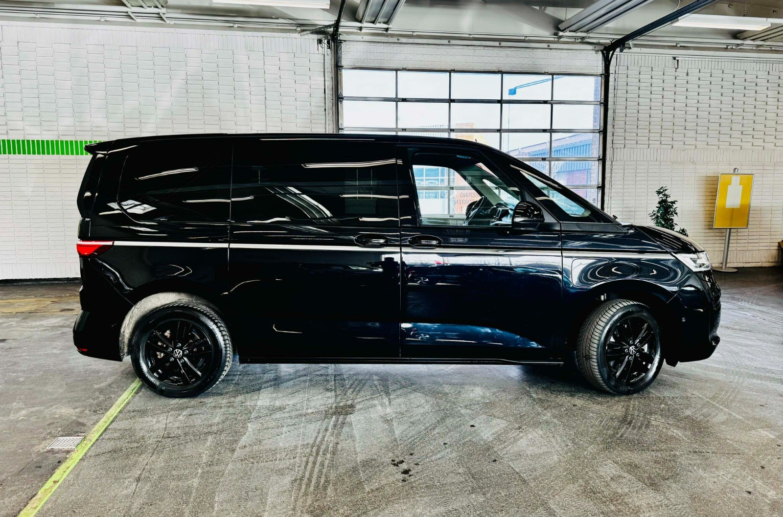 Sort VW Multivan fra 2022