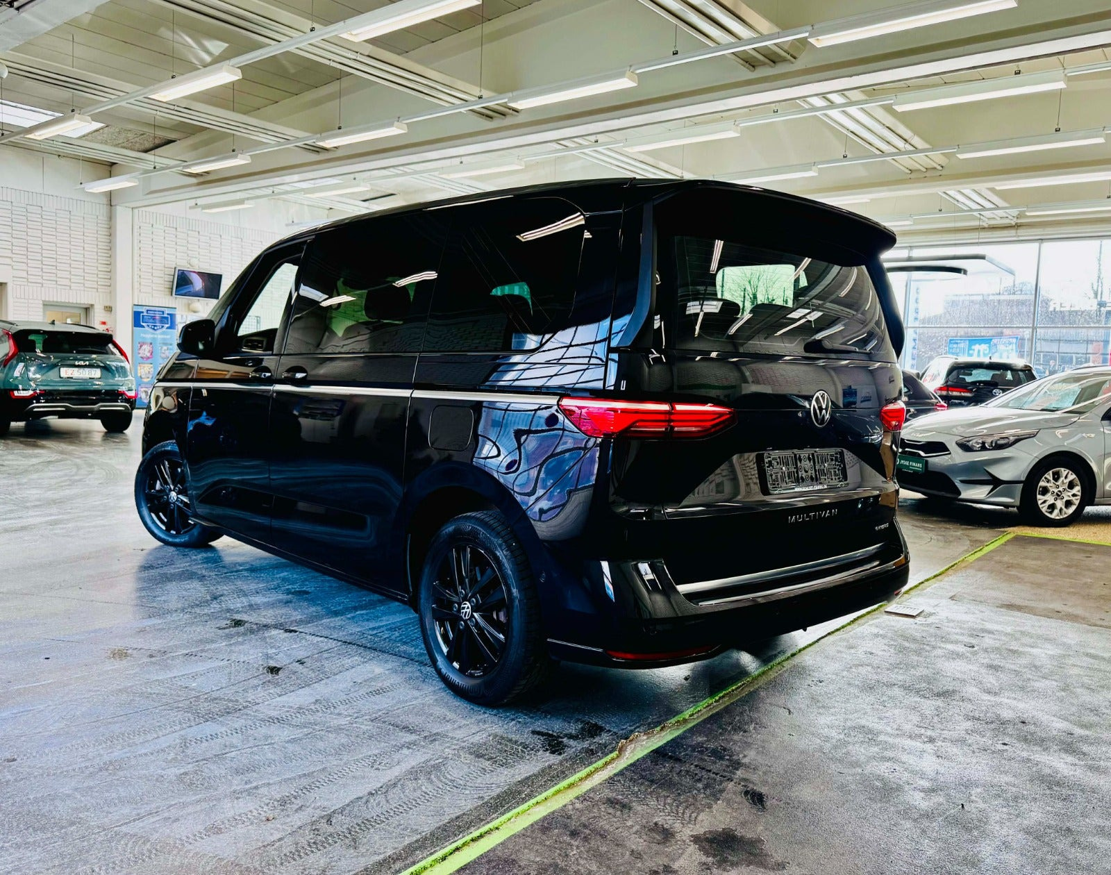 Sort VW Multivan fra 2022