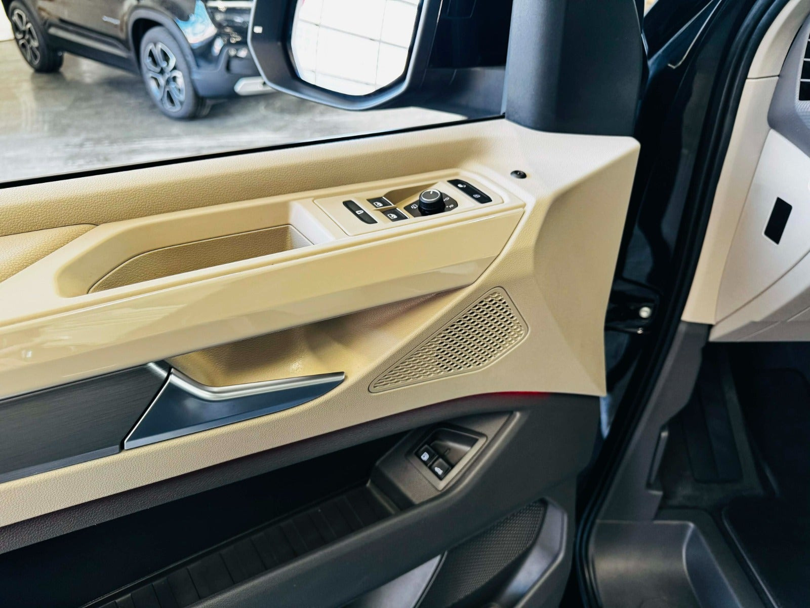 Sort VW Multivan fra 2022