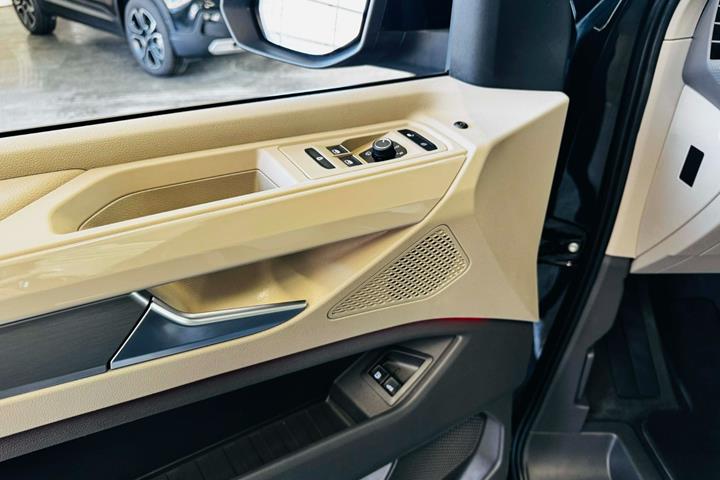 Sort VW Multivan fra 2022