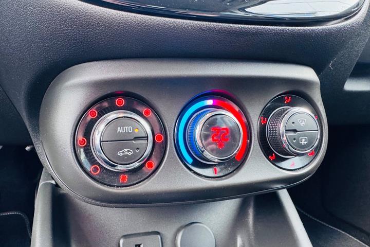 Blå Opel Corsa fra 2018