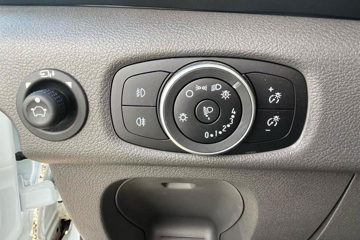 Hvid Ford Transit 350 L2 Van fra 2024