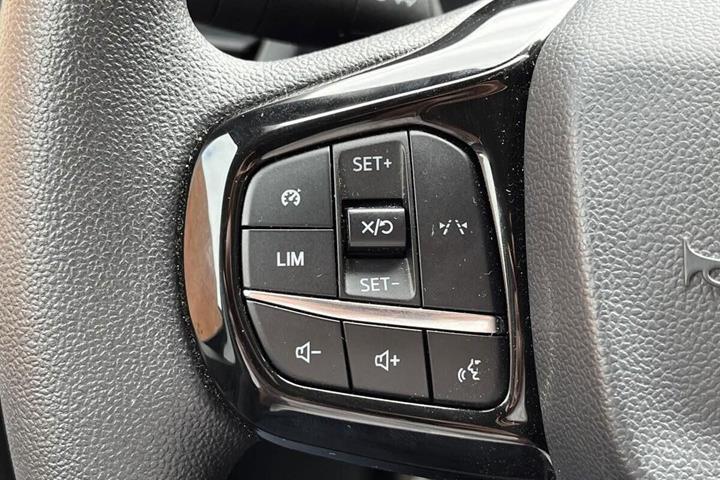 Hvid Ford Transit Custom 320 L2 fra 2025