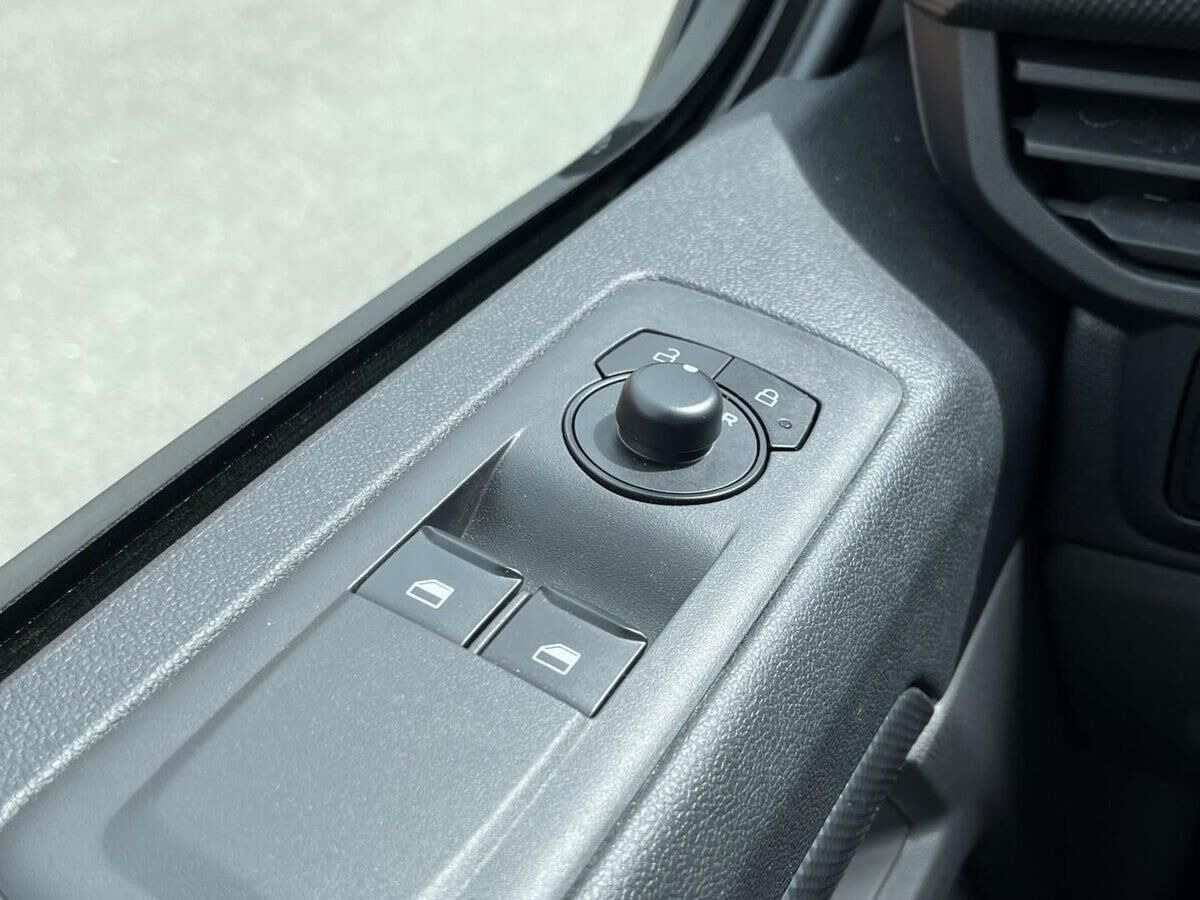 Hvid Ford Transit Custom 320 L2 fra 2025