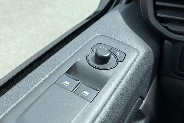 Hvid Ford Transit Custom 320 L2 fra 2025