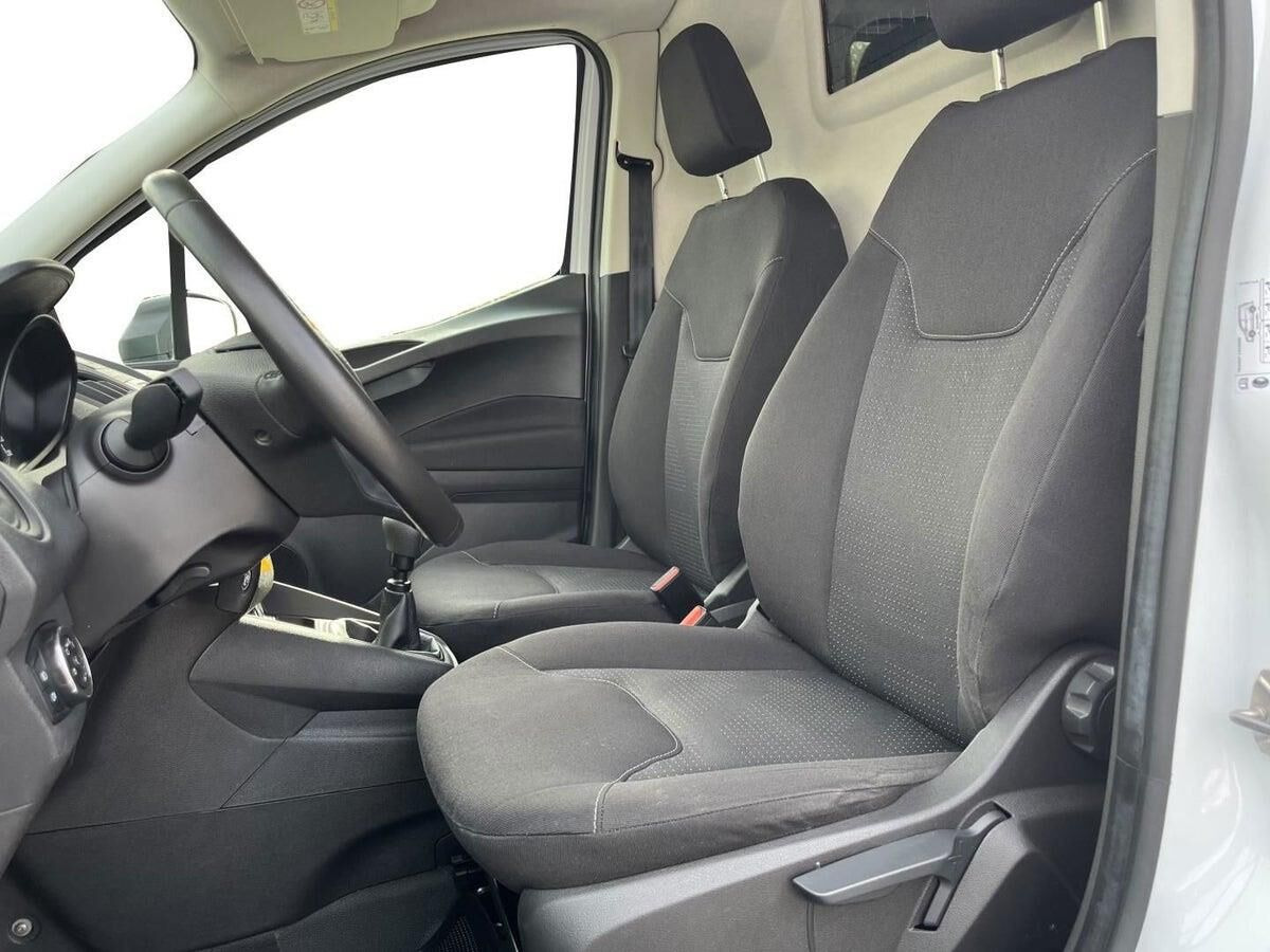 Hvid Ford Transit Courier fra 2022