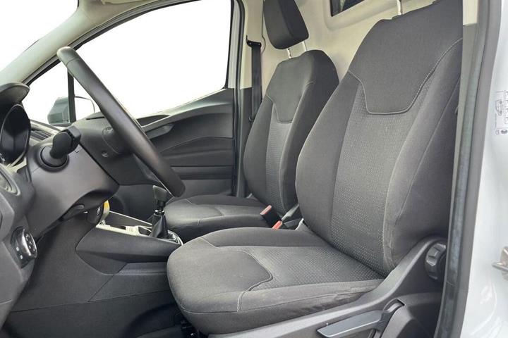 Hvid Ford Transit Courier fra 2022