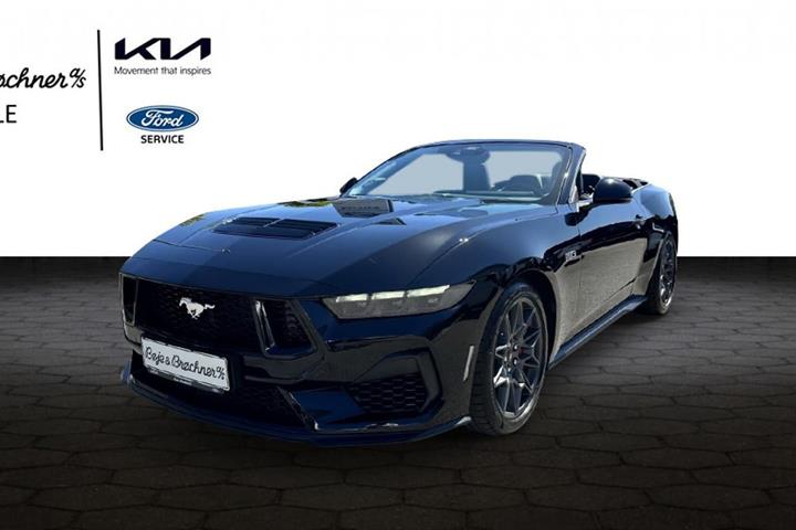 Sort Ford Mustang fra 2025