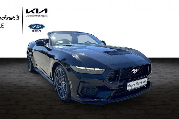 Sort Ford Mustang fra 2025
